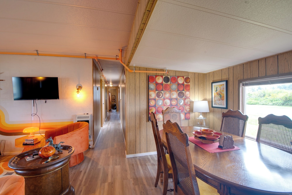 Walk to Beach! Fun Retro Retreat in Ocean Shores