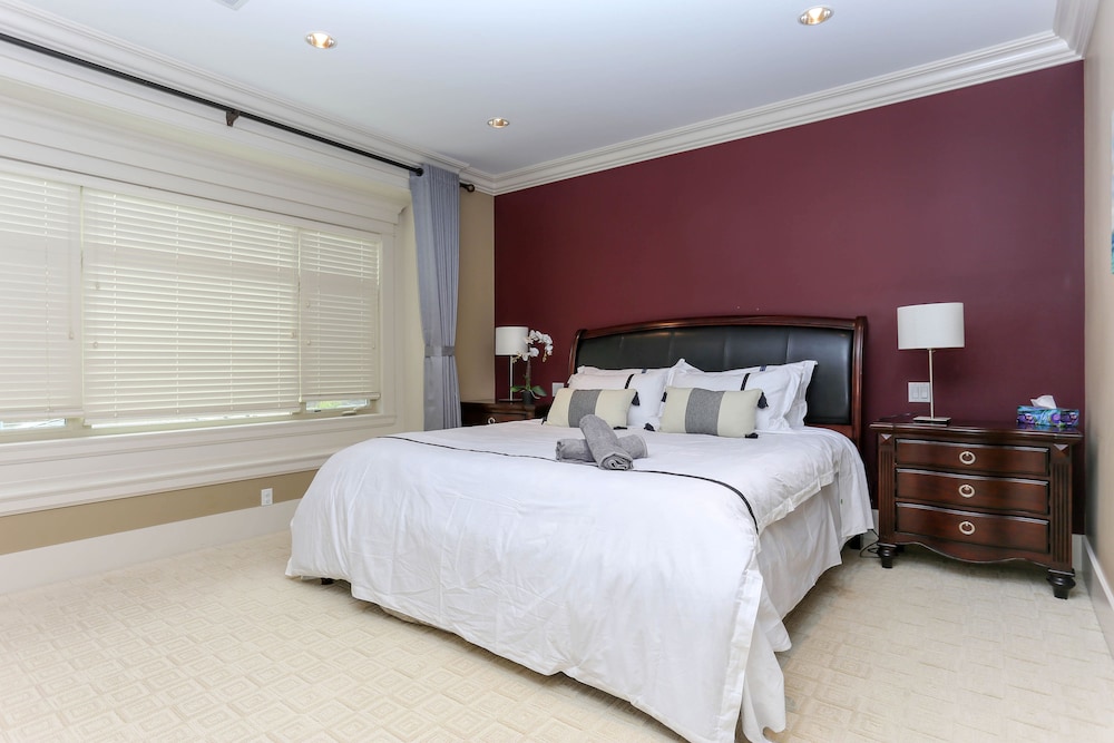 Grand 4 Bedroom Vacation House near Vancouver Downtown view 4