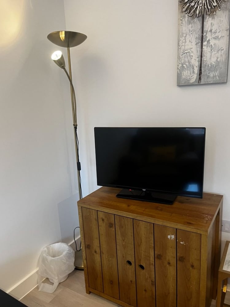 2 Bed Flat - Sleeps 8 - Pets - Garden - Parking