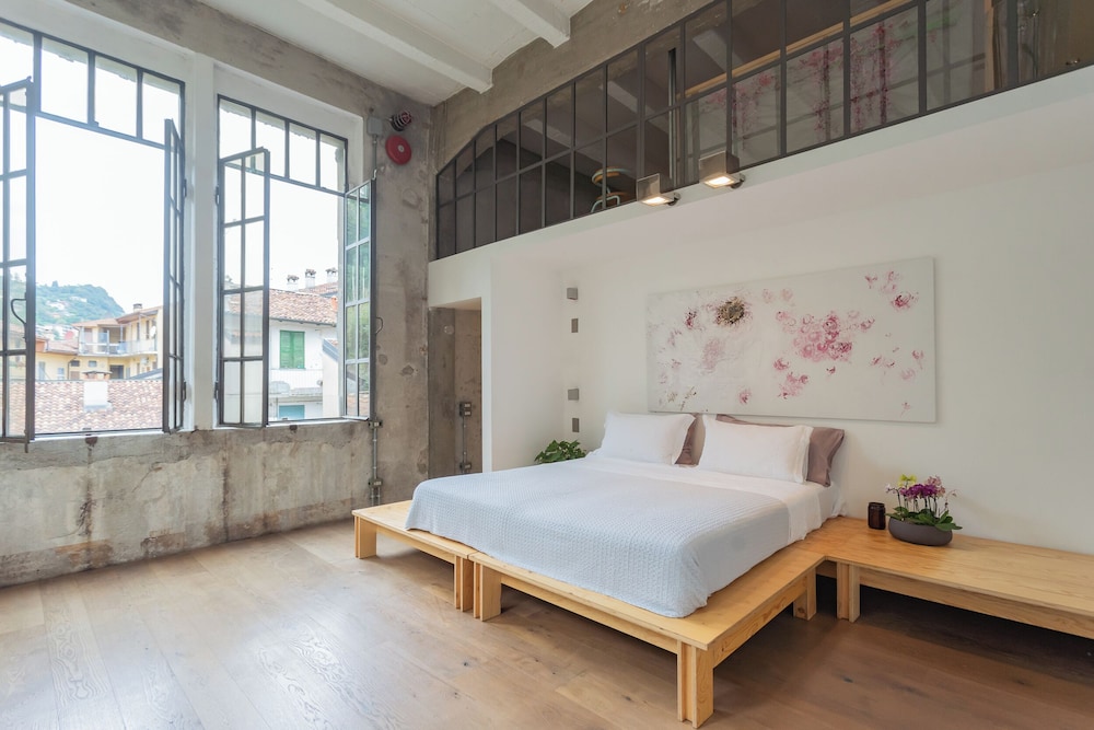 Design Loft With Private Parking by Rent all Como
