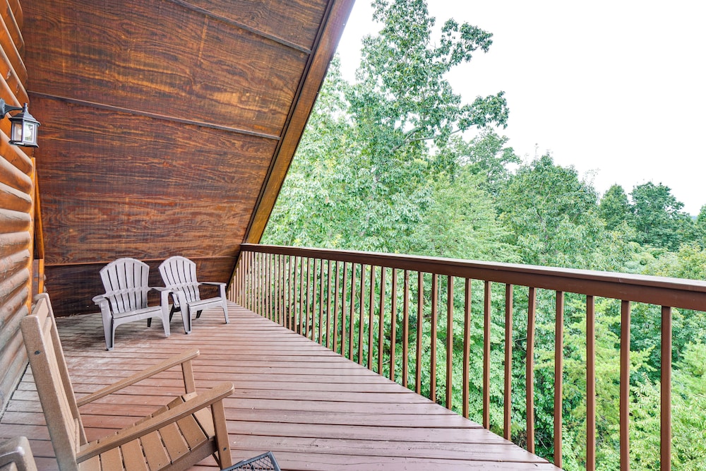 Hot Tub & Game Room: Sevierville Family Cabin!