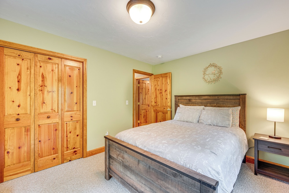 Ski, Hike & Fish: Cabin w/ Hot Tub in Conway