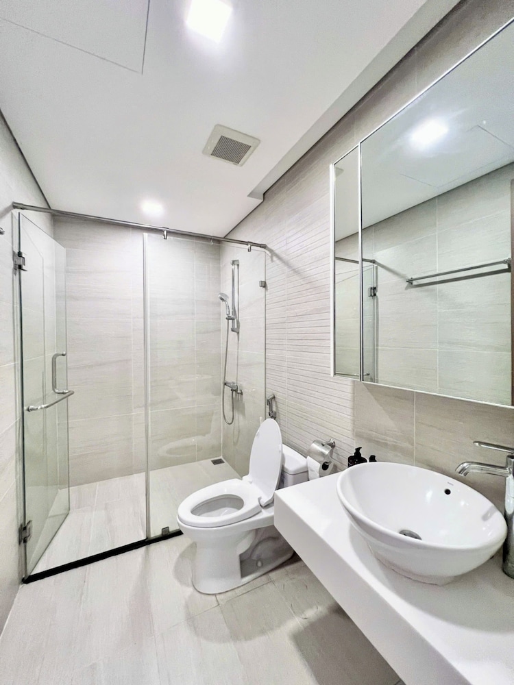 Apartment Landmark 81 by Urban Home