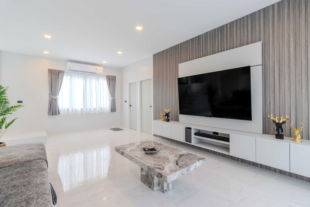 2 Villas 2 Kitchens Huge Pool V258