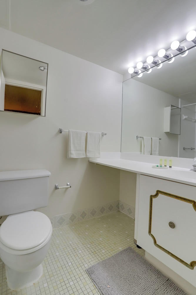 Modern Apt Near Airport & Metro