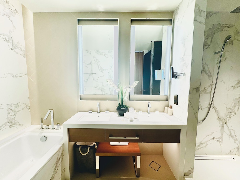 Venduras -Majestic Luxe 2BR Address Opera