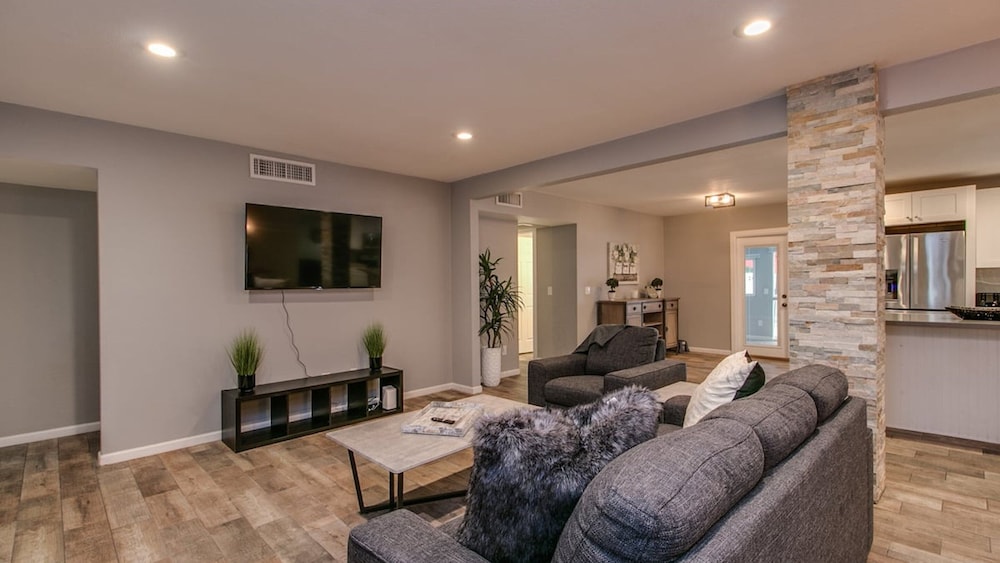 Modern Chic Old Town Scottsdale Home W/pool & Gym!
