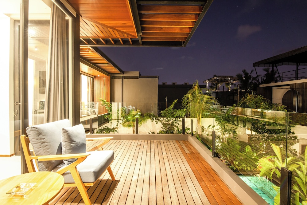 Seaside Escape: 4BR Villa, 190m to Canggu Beach