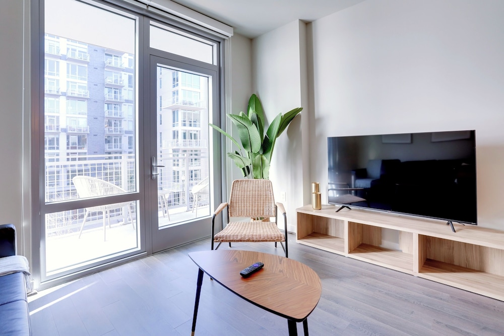 Bright Apartment with Great Amenities