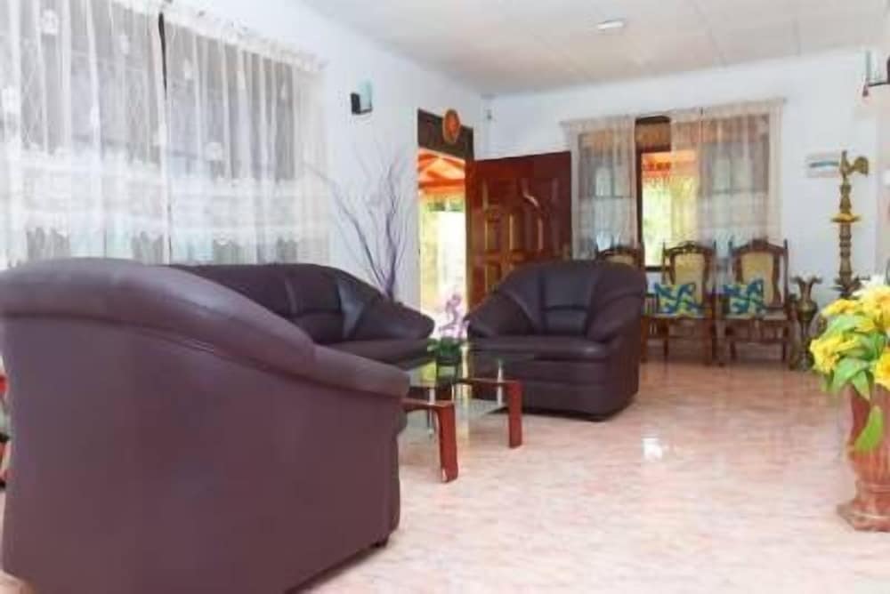 Damith Tourist Inn