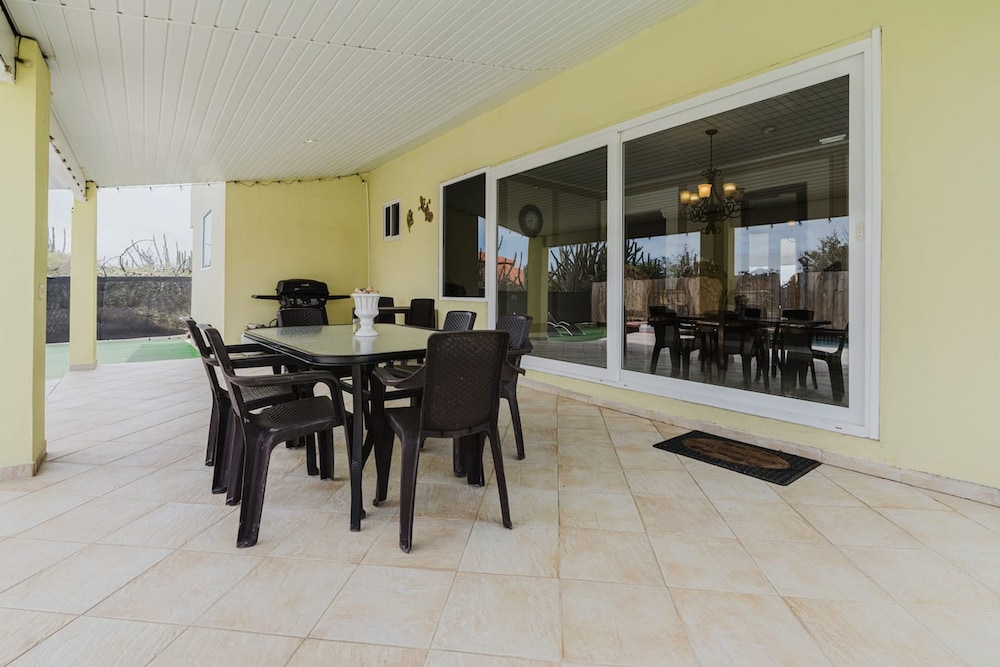 Happy Daze Villa in Paradera