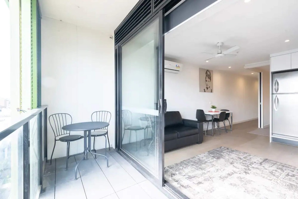 Modern 1 Bedroom Apartment in St Kilda