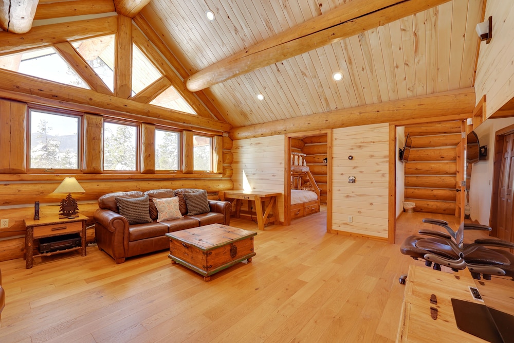 Fraser Chalet w/ Hot Tub & Mountain Views