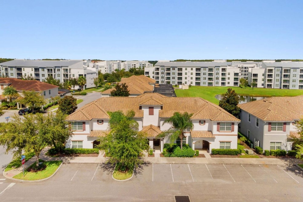 Amazing 4bdr Near Parks w Pool