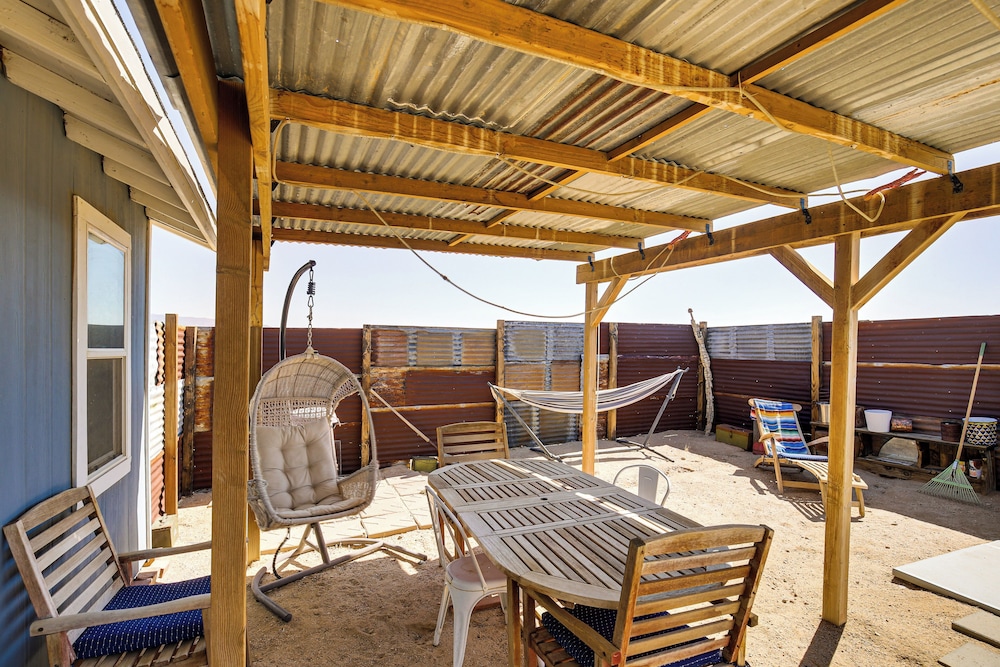 Boho Bungalow w/ Hot Tub: 16 Mi to Joshua Tree NP