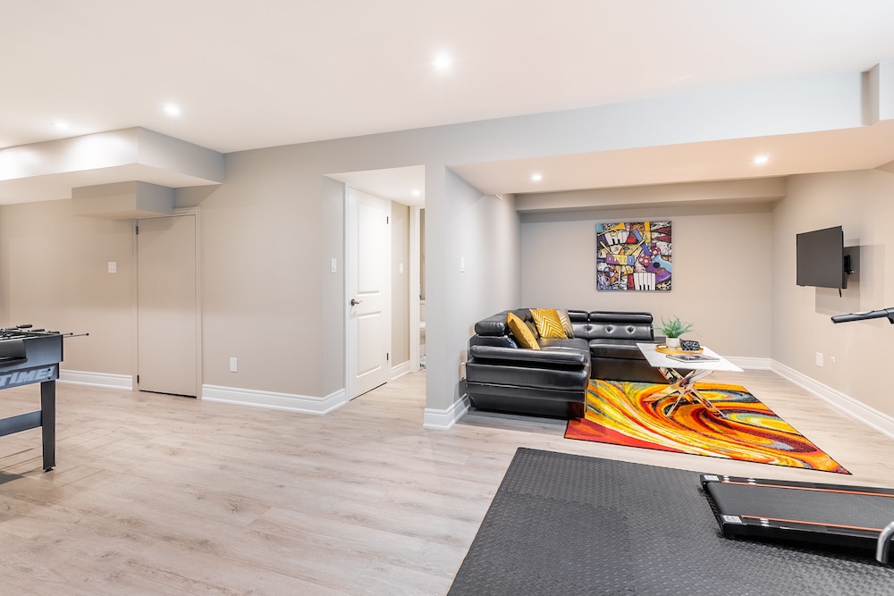 GLOBALSTAY. Waterfront 5BR Townhouse. Private HOT TUB, Gym, Sauna - Property Image 6