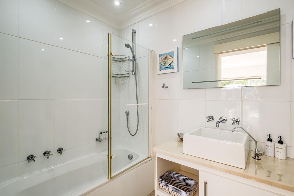 3bed With Indoor Pool and Sea Views The Sanctuary