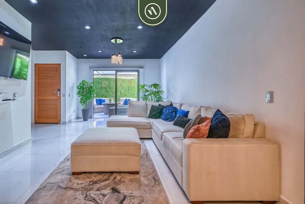 Modern 2BR Condo in Old Town - Private Terrace