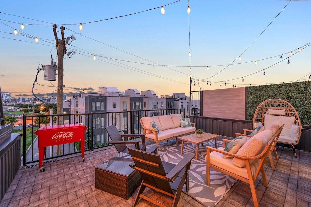 Brand New City Views Karaoke Room Near Downtown