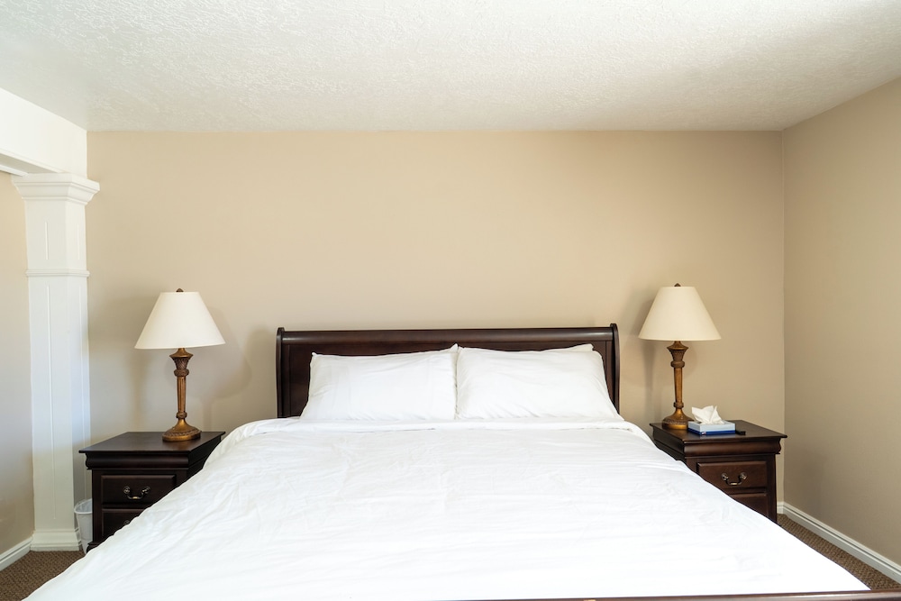 Road Creek Inn
