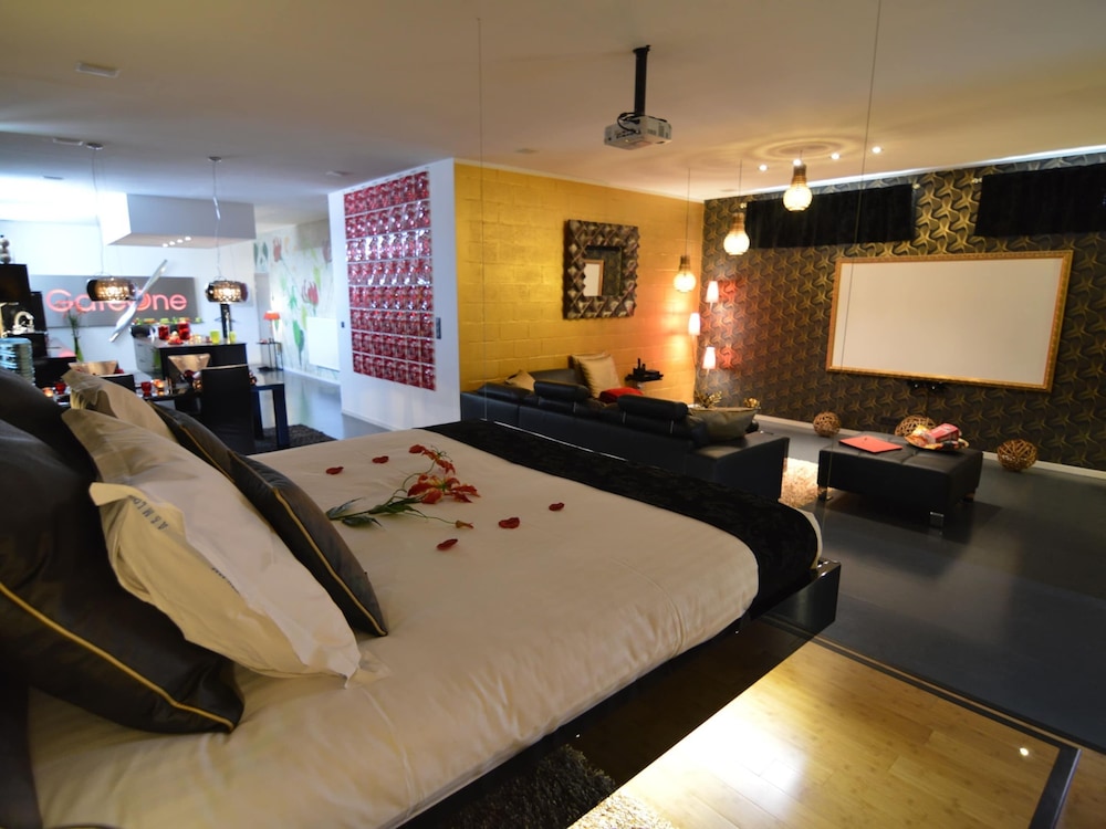 Deluxe Holiday Home in Welkenraedt with Hot Tub & Steam Shower view 2