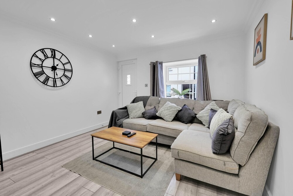 Newly Refurbished 2 Bed Hse Town Centre