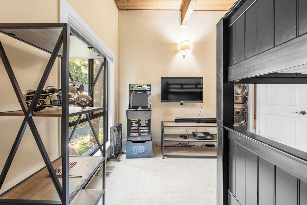 Near Ski, Beach, & Hiking Trails + Clubhouse Pool & Hot Tub Access Juanita Blue by Avantstay
