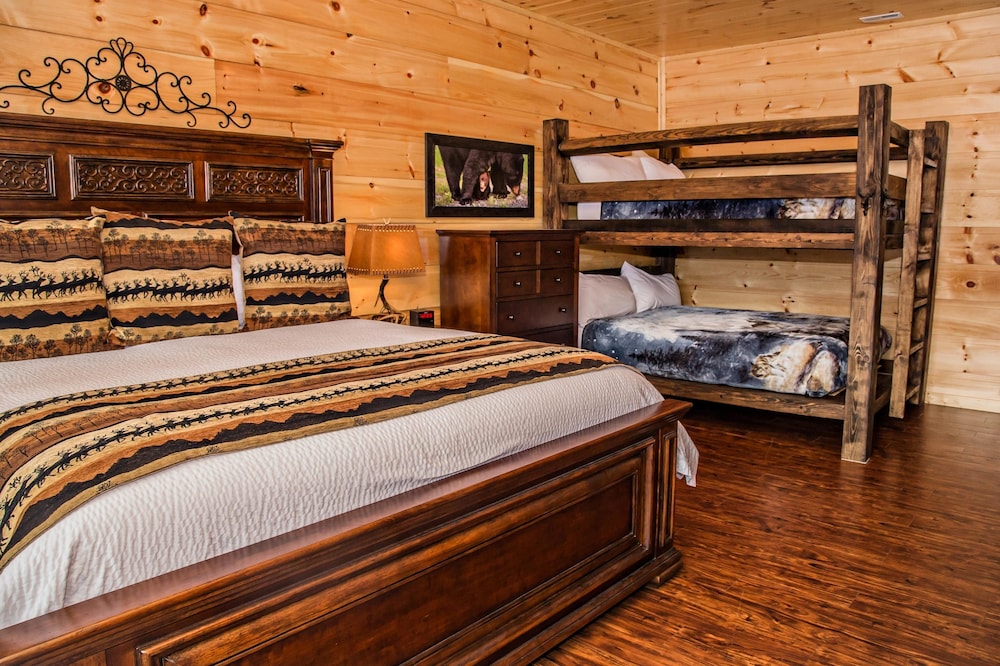 Breathtaking 14BR Cabin: Elevator Views Games Hot Tubs Galore, Billede 25