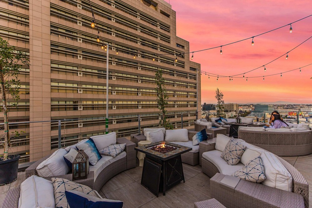 Stylish Deluxe 1BR At HWH by Oneluxstay