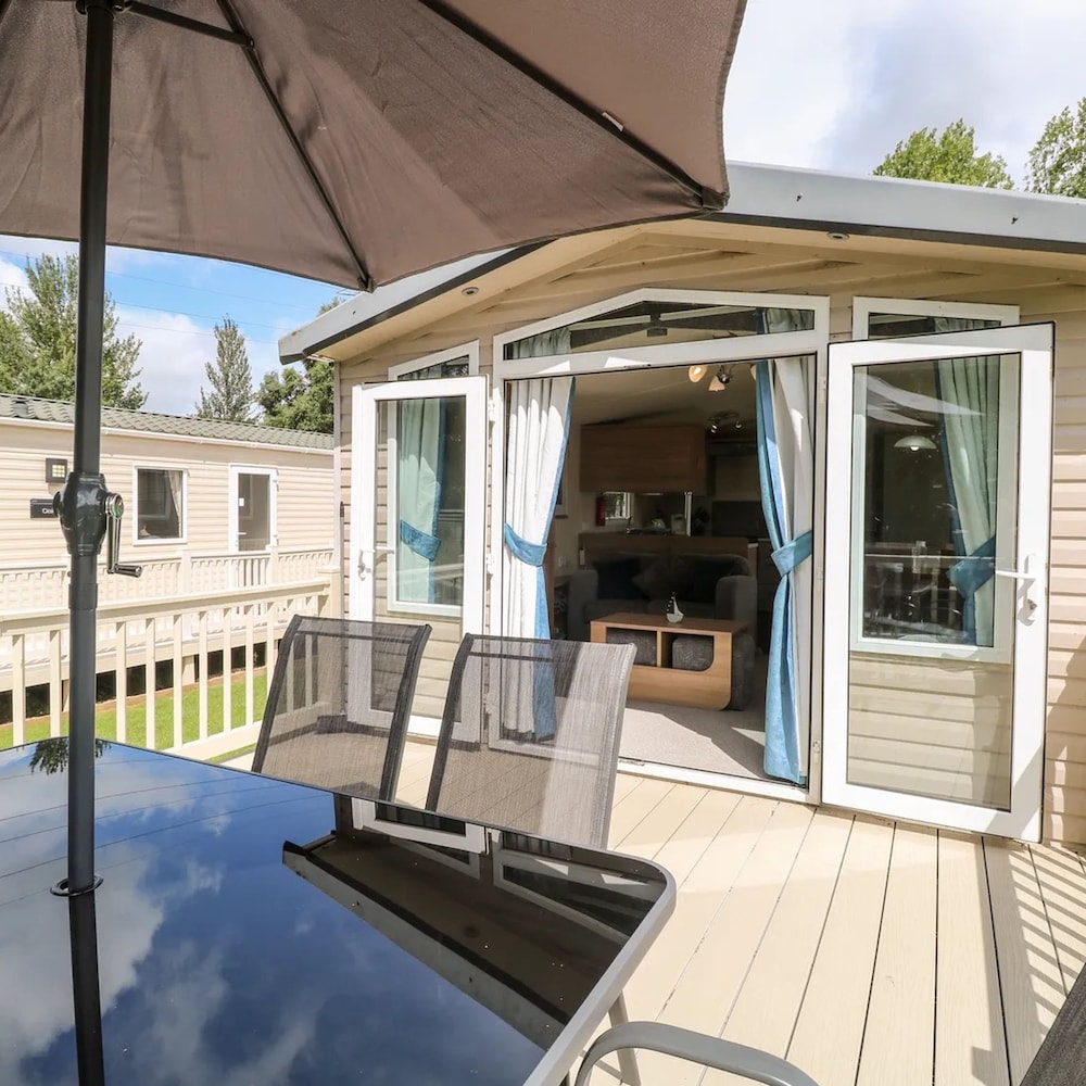 5 Berth 3 Bedroom Caravan Holiday Home in Fritton view 4