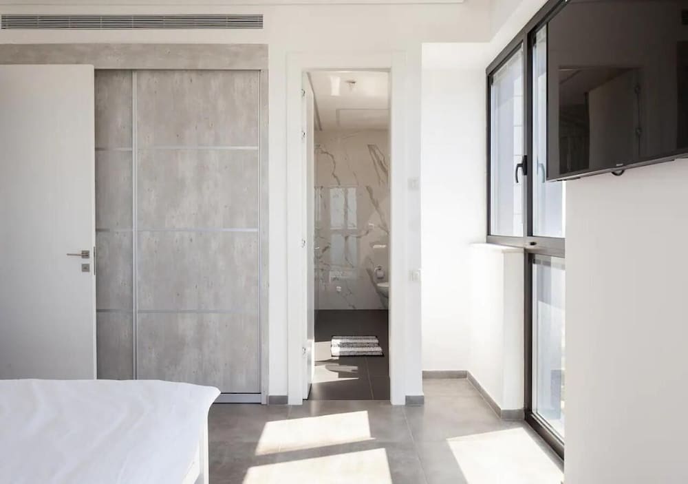 Luxury Penthouse on High Floor with Hot Tub view 4