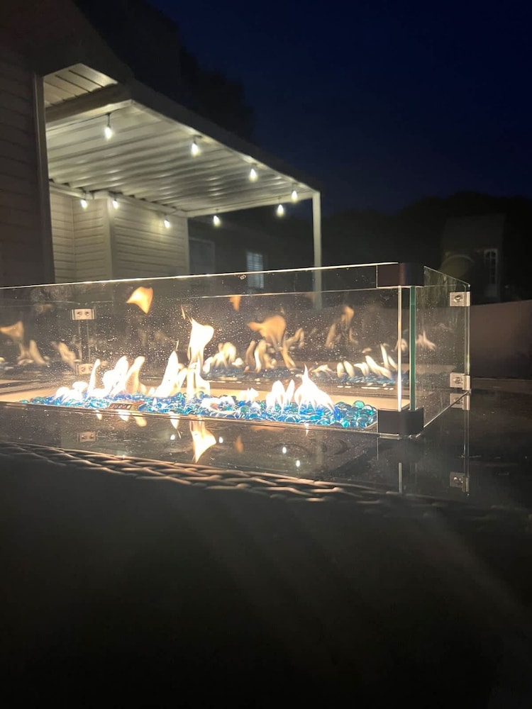 Pool Oasis w King Bed Firepit