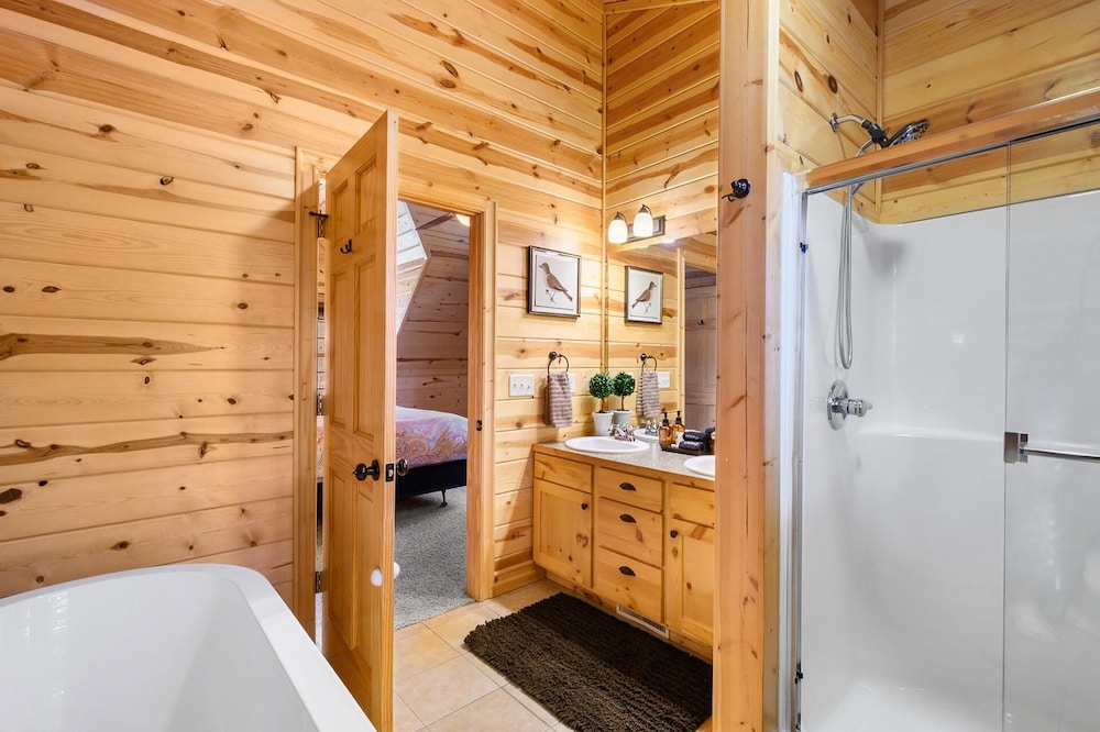 Timber Nest Goshorn Lake Dock, Pool, Town HOT Tub!