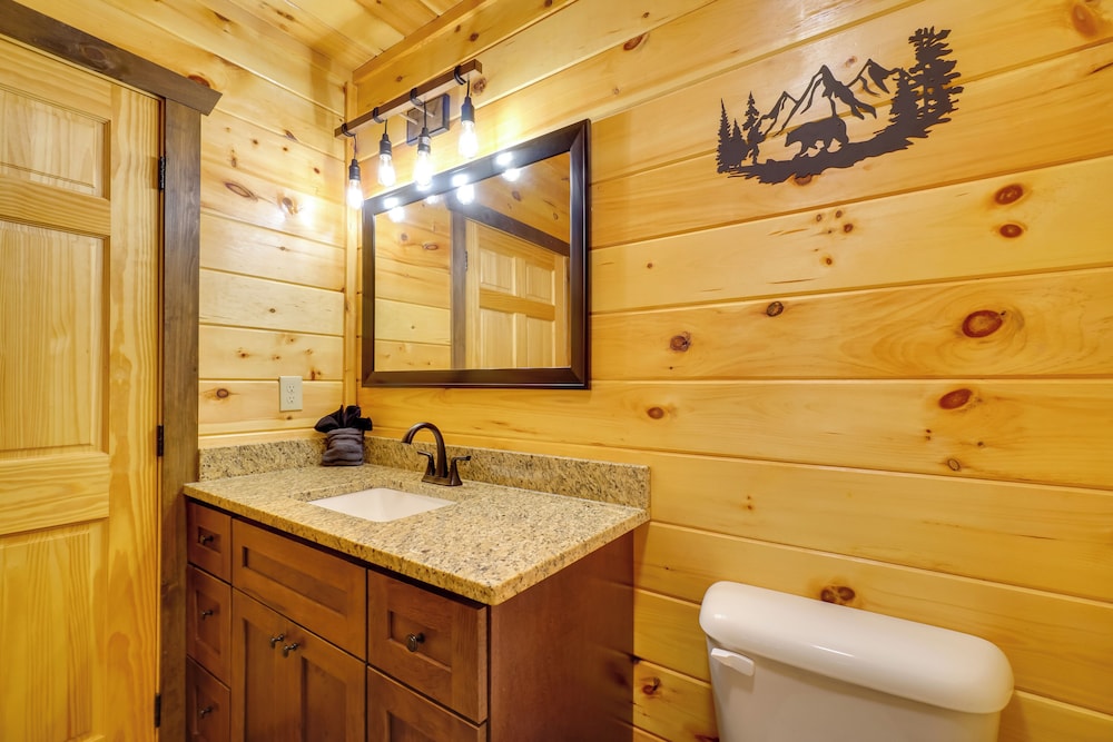 12 Mi to Gsmnp: Cabin w/ Game Room in Sevierville