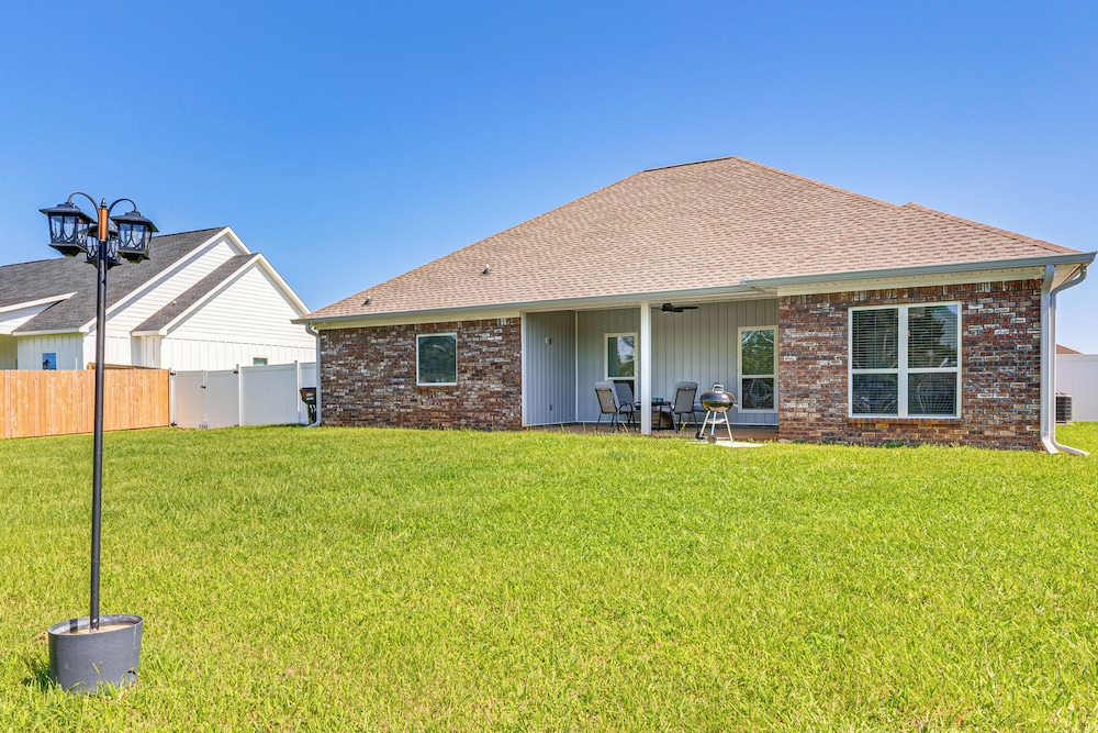 Suburban Bliss! Cozy Home w/ Neighborhood Perks