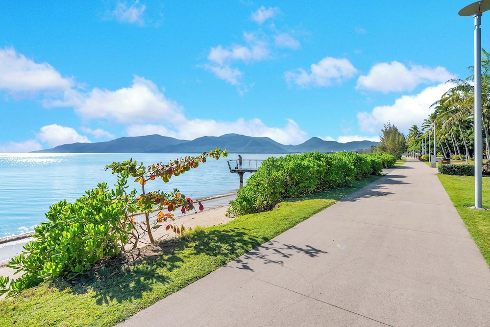 Rainforest Reef Retreat - Esplanade Ground-floor Apartment