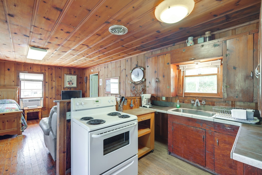 On-site Trails! Cozy Whitney Cottage 2 Mi to Lake