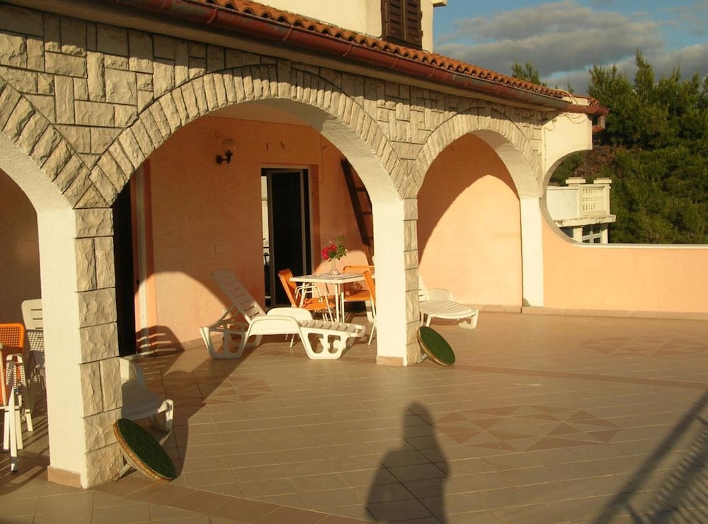 Apartment With Terrace and Sea View Brodarica