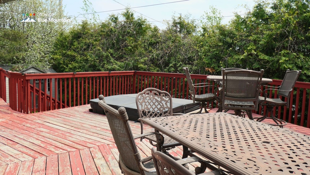 Mountain Views, Steps to BM Village, Hot Tub, BBQ.