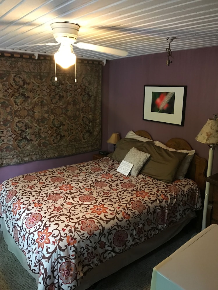 Riverside Hotel