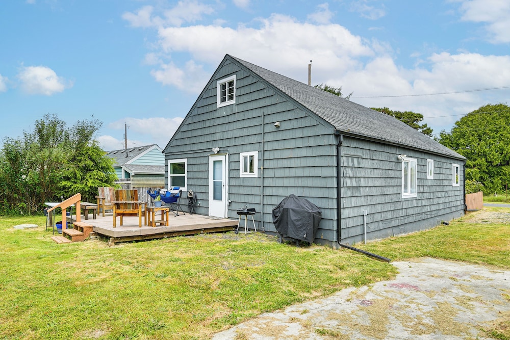 Walk to Beach: Charming Home - 3 Mi to Seabrook