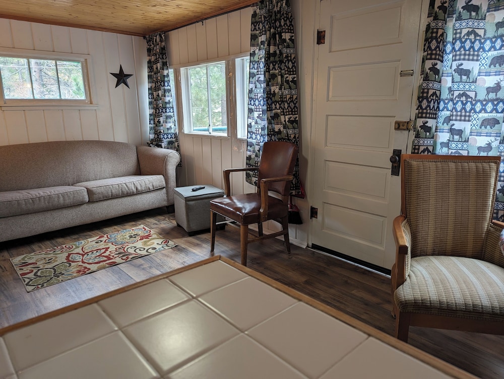 Ponderosa Pines Inn and Cabins
