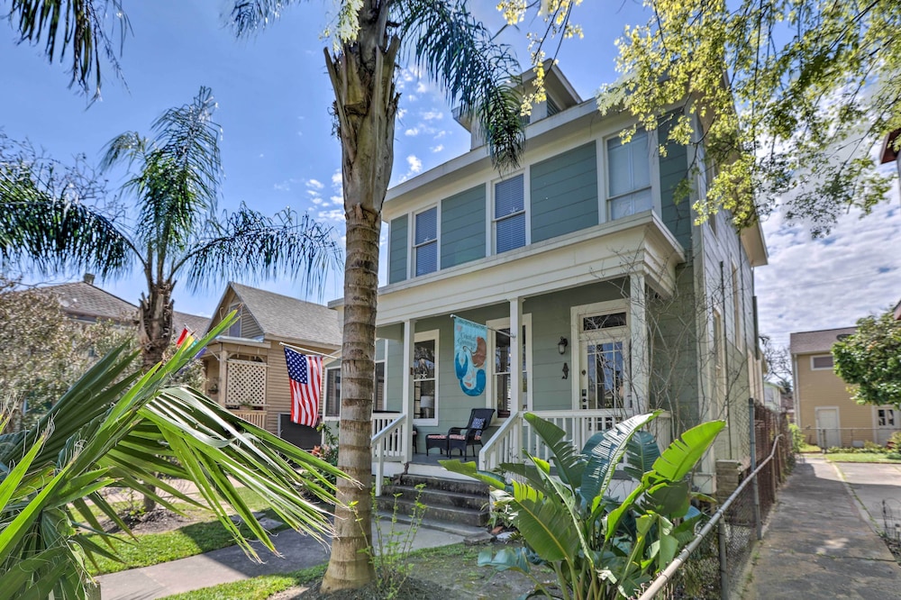 Historic Galveston Hideaway, Walk to the Beach!
