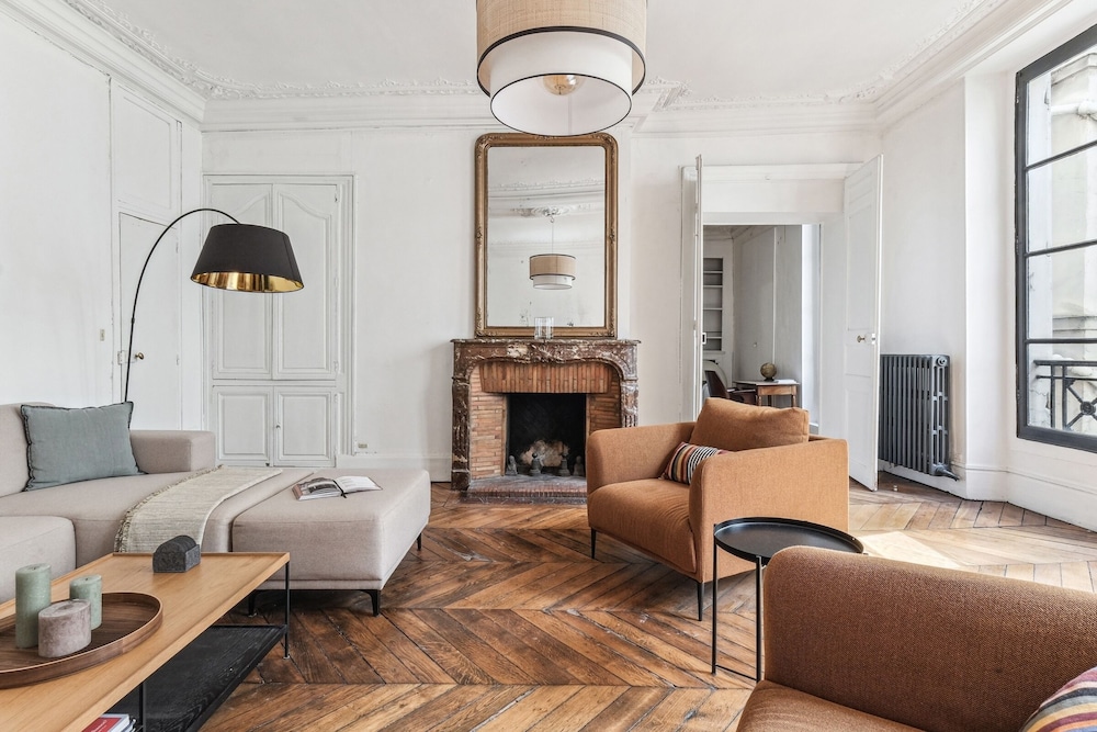 4BR Stylish Stay in the Heart of Marais