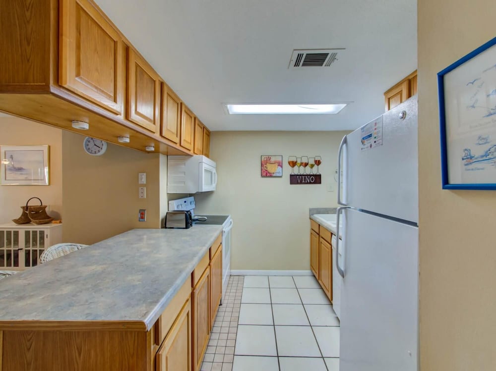 Two Bedroom two and Half Bath Condo Walking Distance to The Hangout view 5