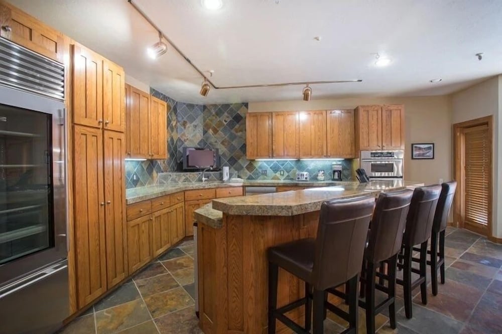 Pinnacle at Deer Valley Resort - Four Bedroom Condo with Hot Tub #1065 4 Condo