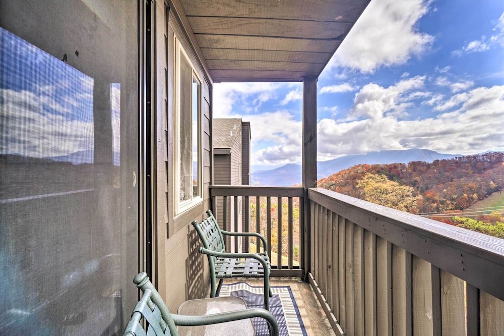 Mountaintop Gatlinburg Condo w/ Community Pool