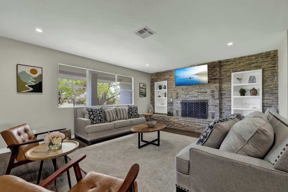 Family-friendly Hill Country Retreat Sleeps 11 + Hot Tubs