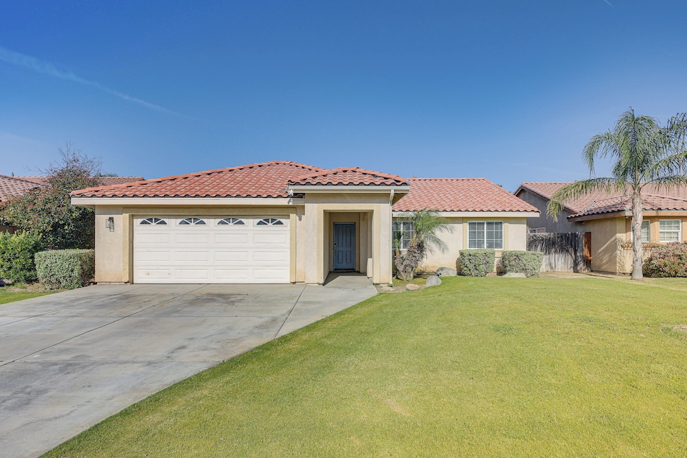 Bakersfield Home w/ Pool Table, Cornhole + More!