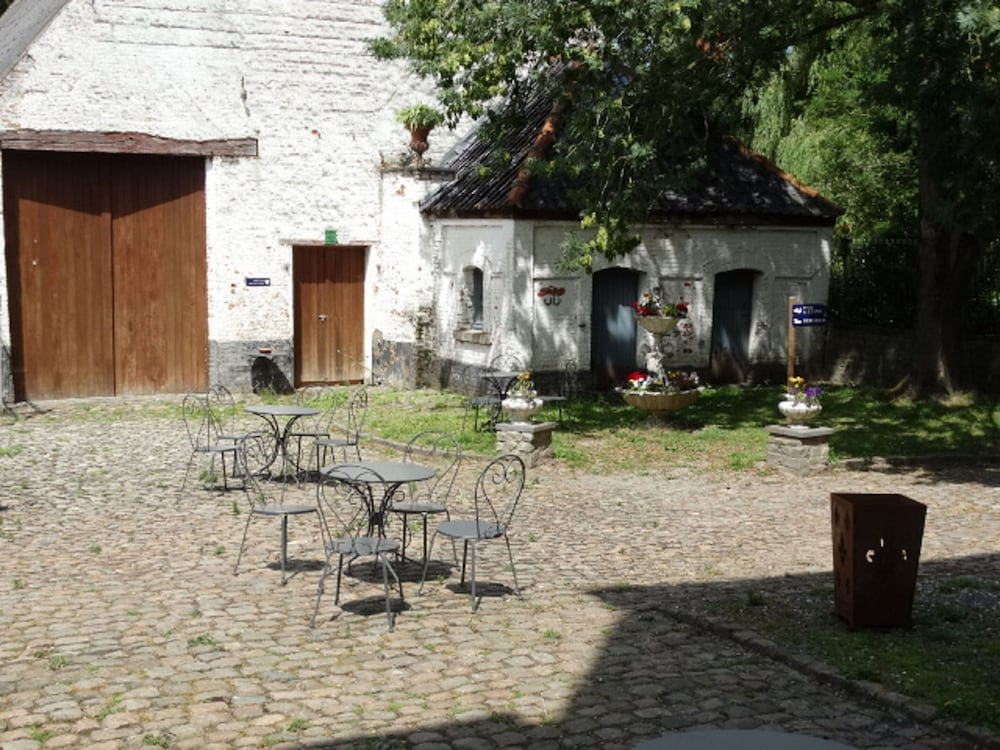 Le Domaine Du Château Blanc à 10 minutes de Pairi Daiza